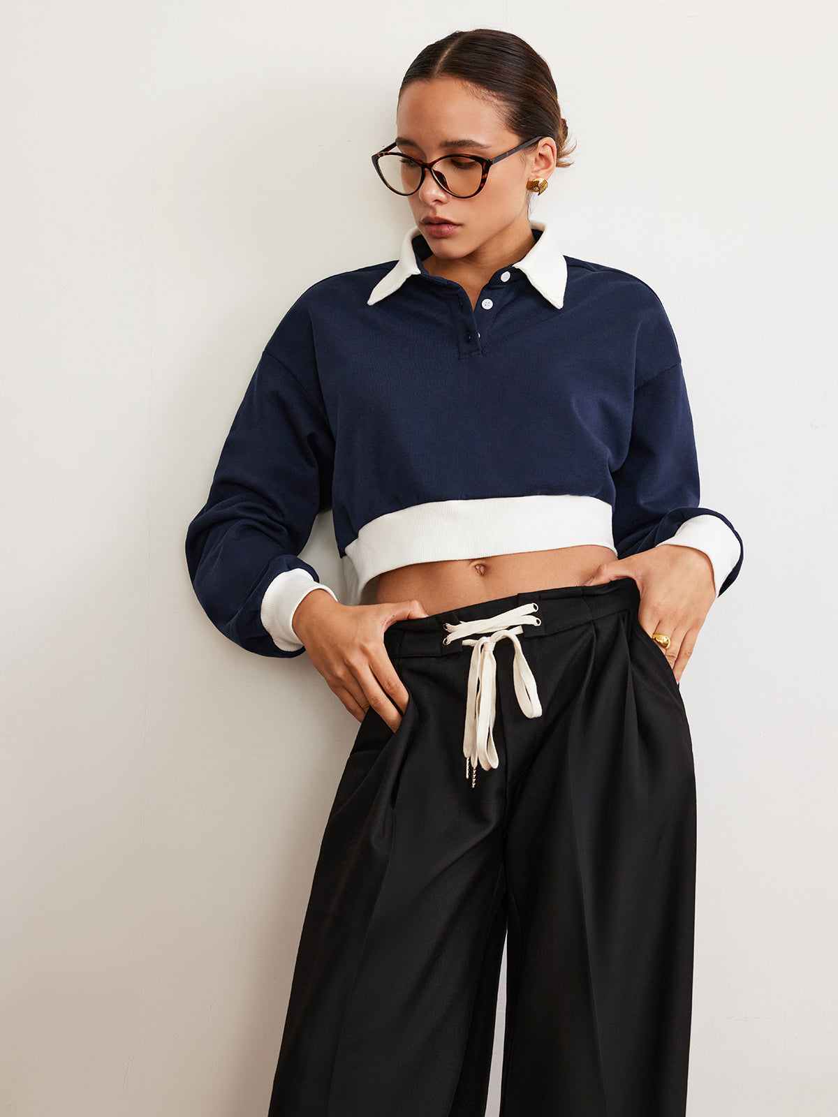 Kurzes Polo-Sweatshirt mit Patchwork 