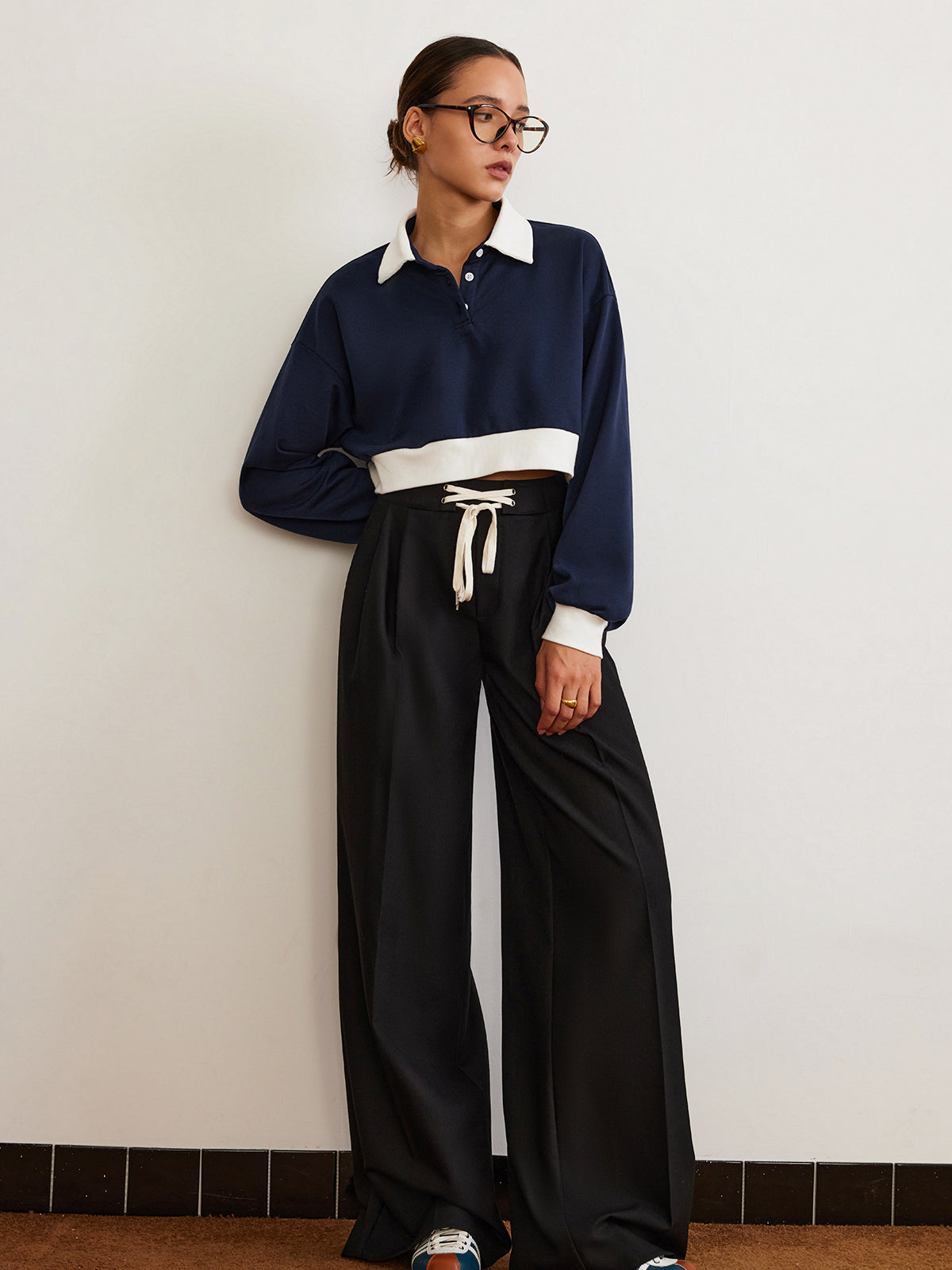 Kurzes Polo-Sweatshirt mit Patchwork 