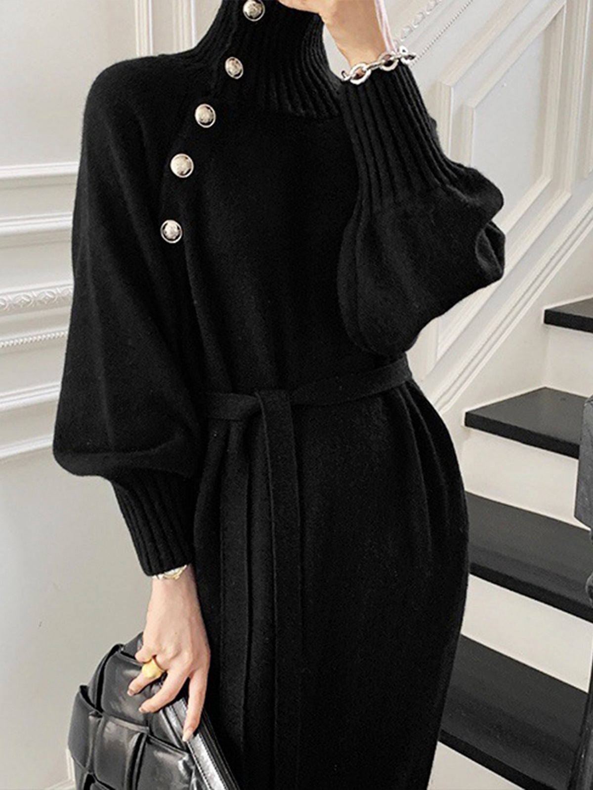 Pulloverkleid mit Rollkragen, Knöpfen und Gürtel 