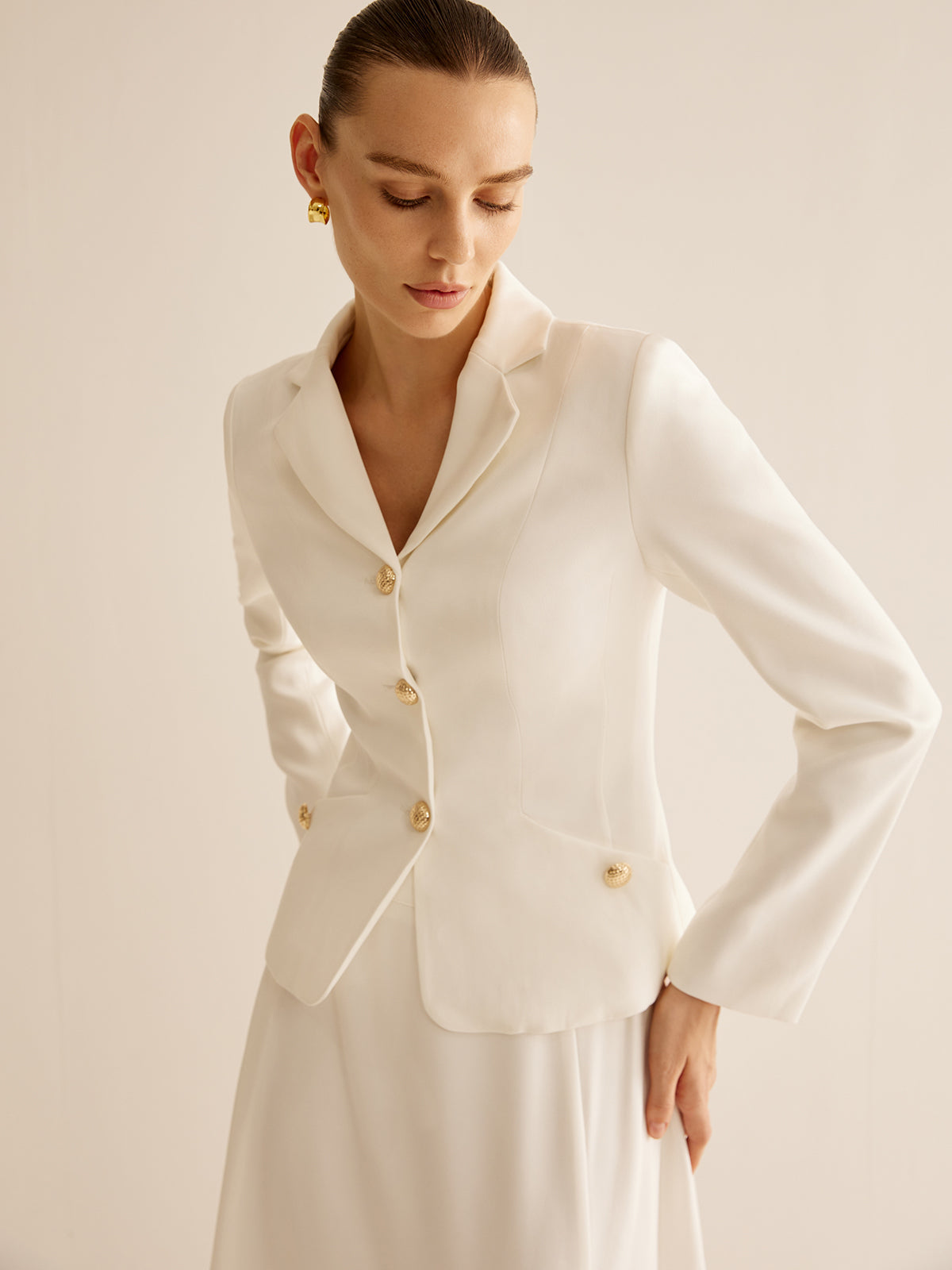 Elegant kavaj med metallknappar 