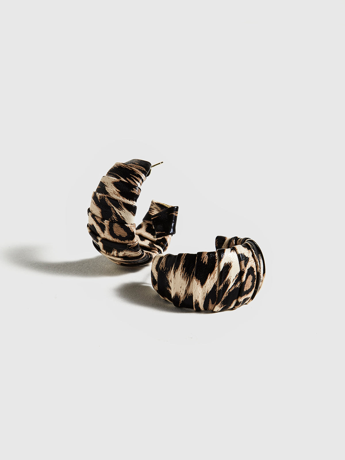 Leopardtryckta C-formade örhängen med stift 