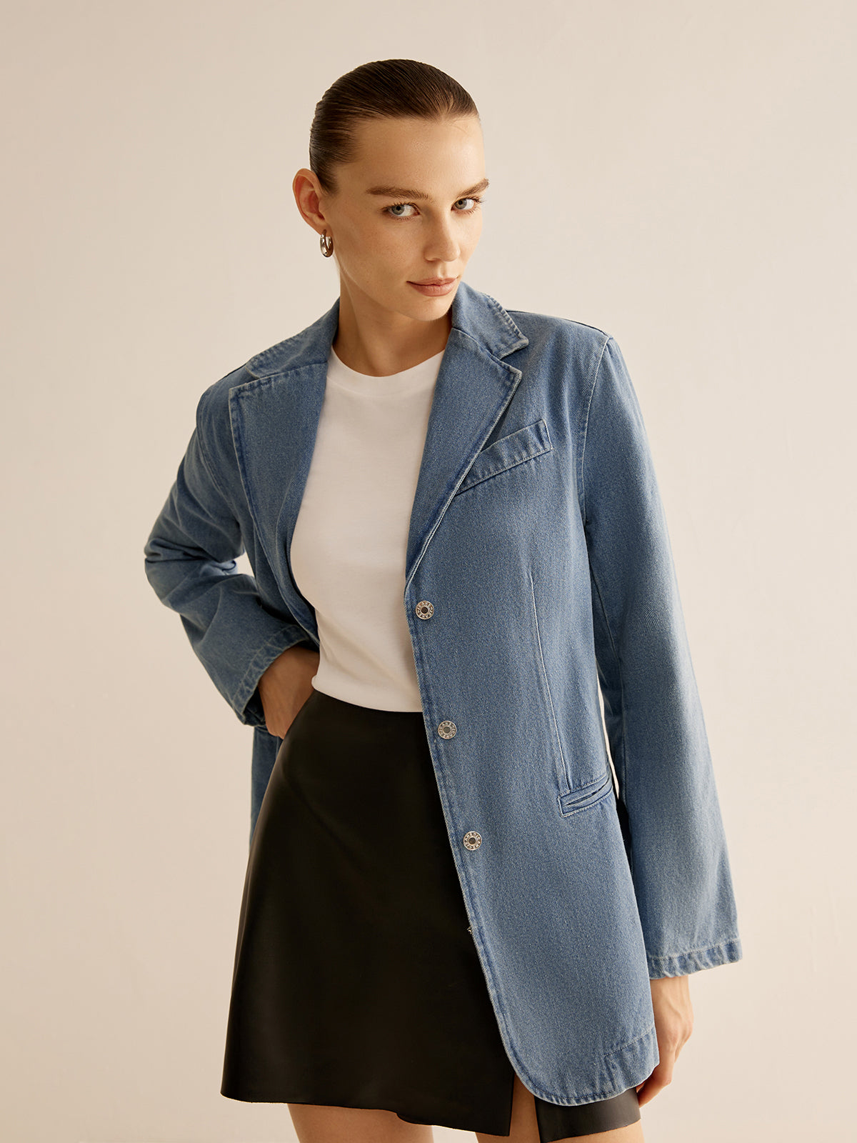 Minimalistisk tvättad jeansjacka