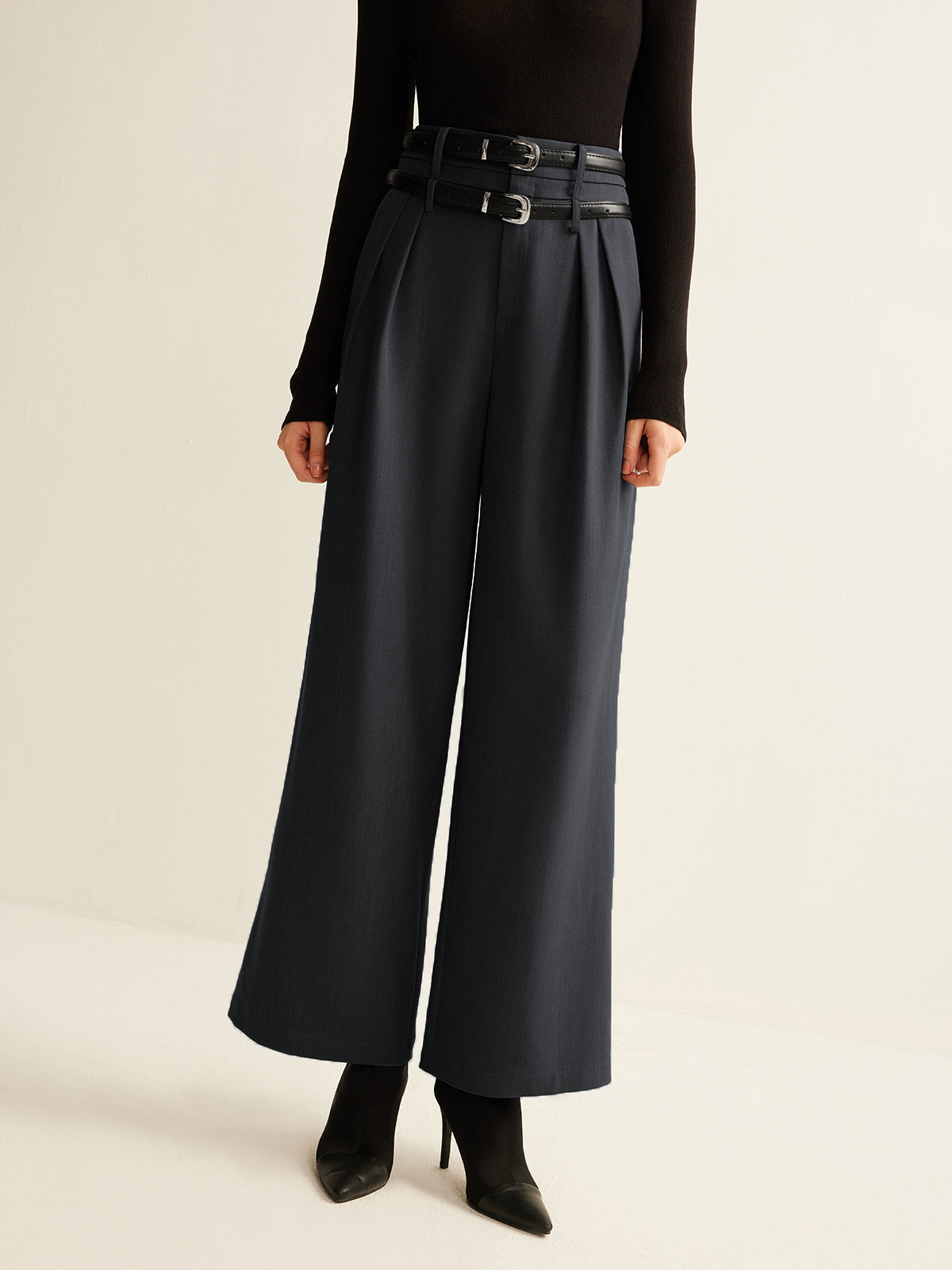 Gerade Hose mit Bundfalten und Doppelgürtel 