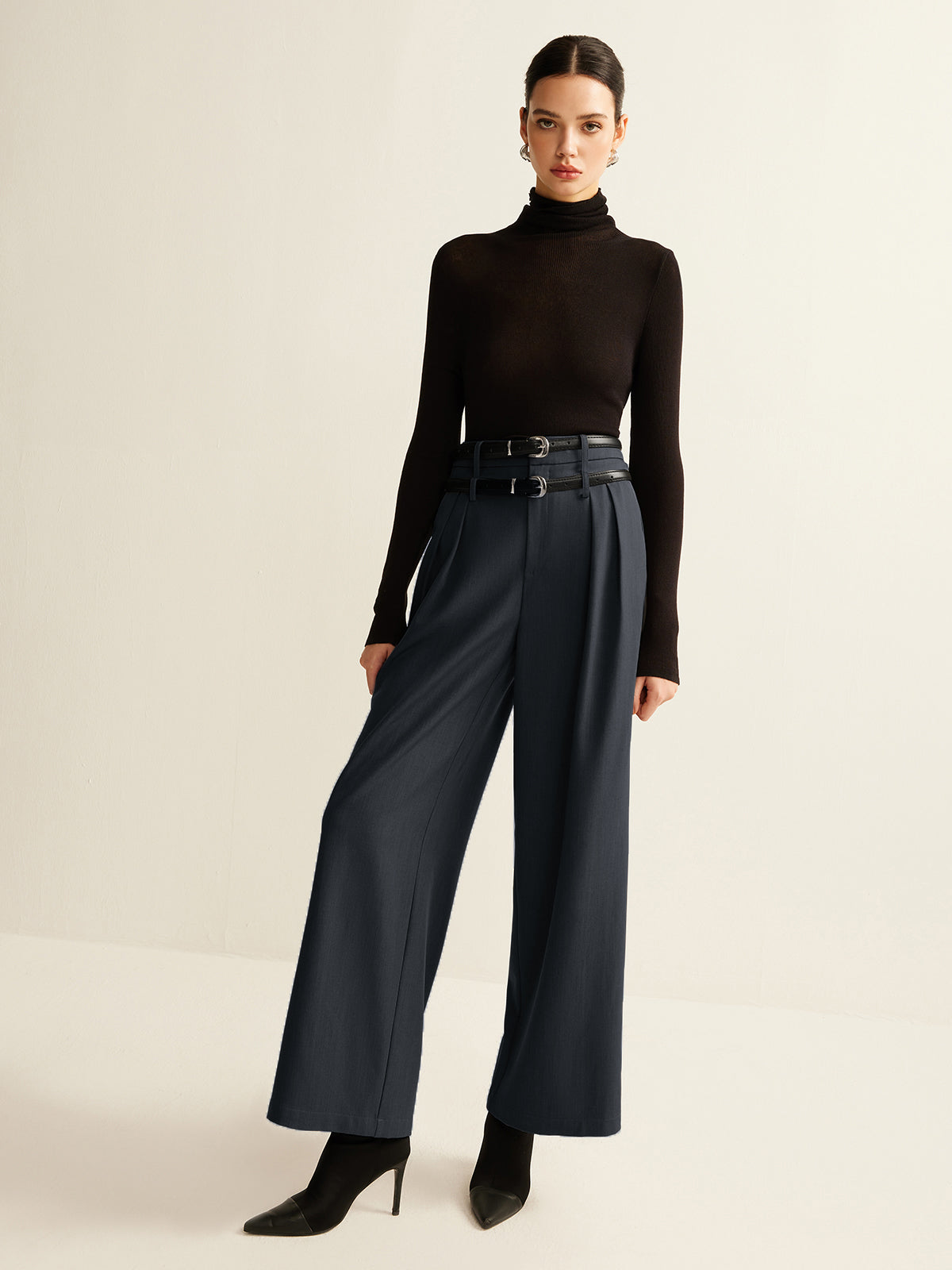 Gerade Hose mit Bundfalten und Doppelgürtel 