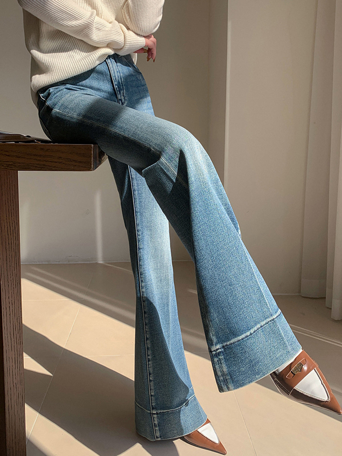 Verwaschene, schmale, drapierte Jeanshose 