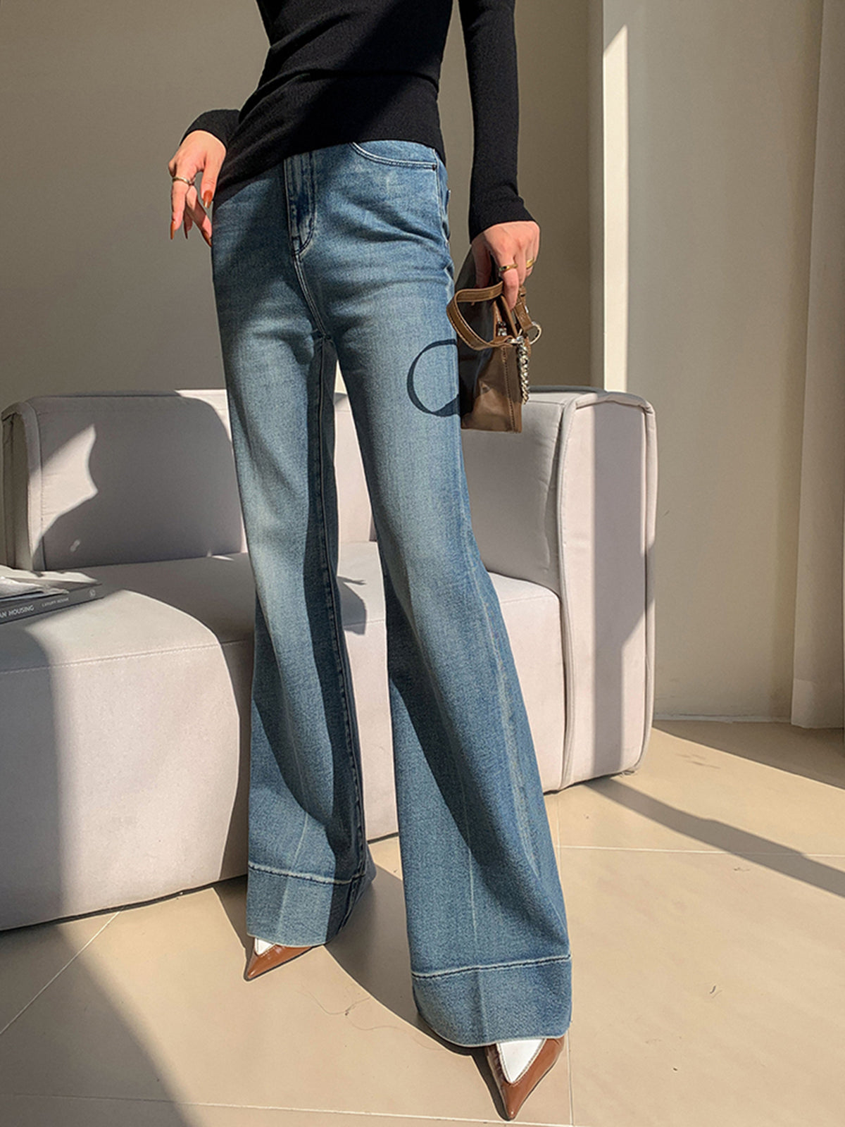 Verwaschene, schmale, drapierte Jeanshose 
