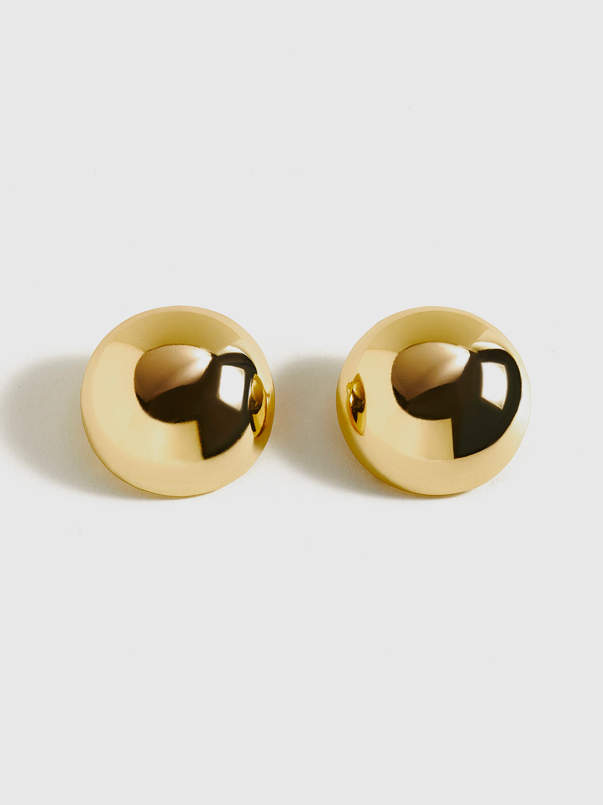 Glänzende Halbkugel-Ohrstecker 