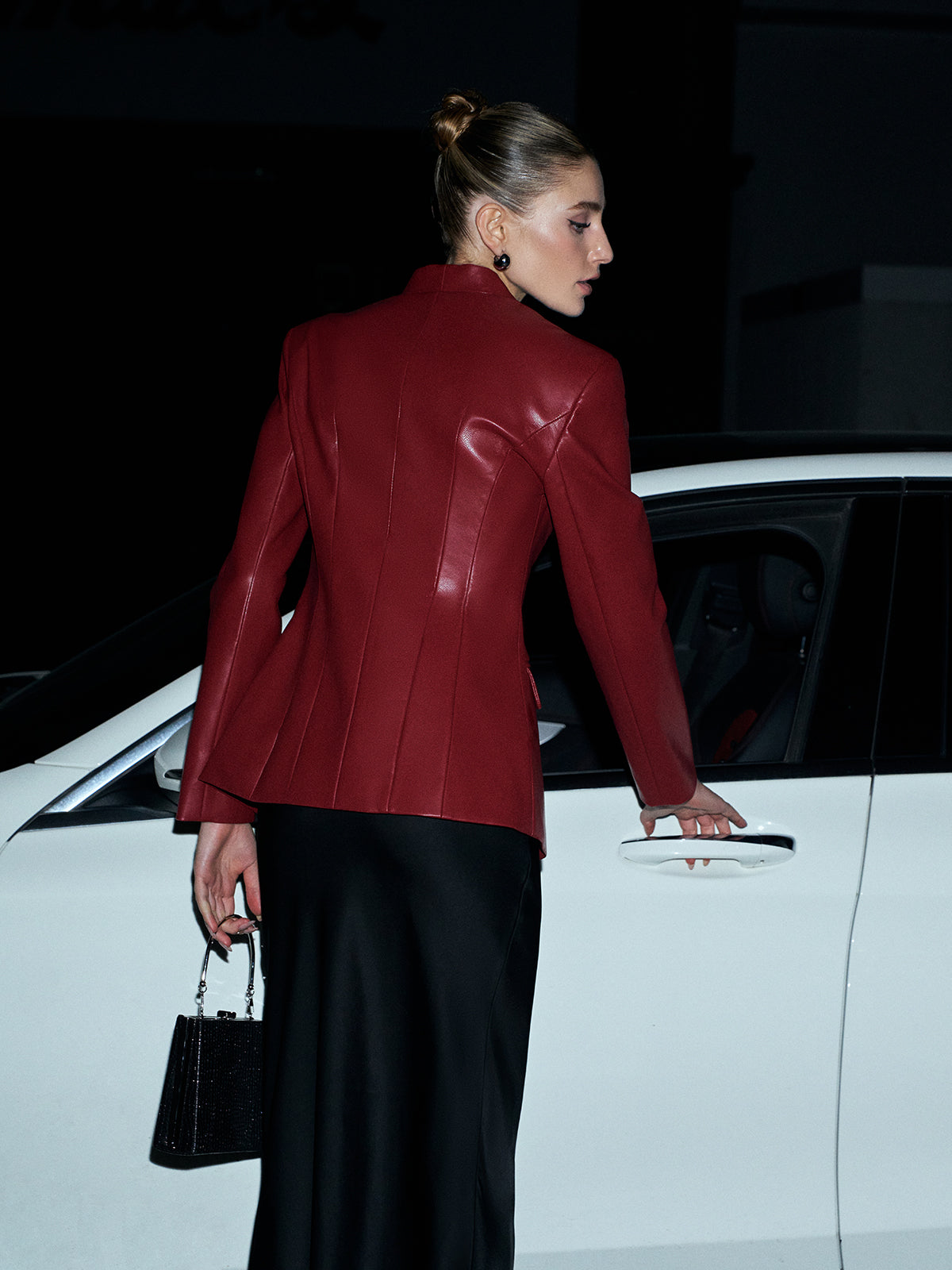 Elegant kavaj med knappar i konstläder 