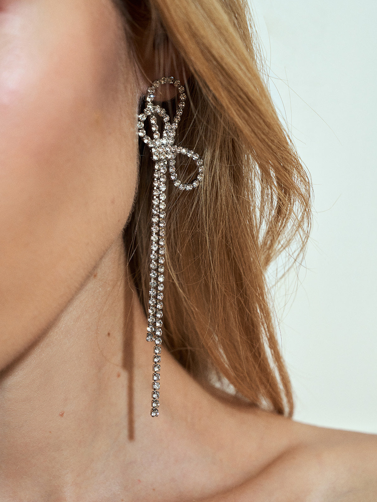 Ohrringe mit Strass-Schleife und Quaste 