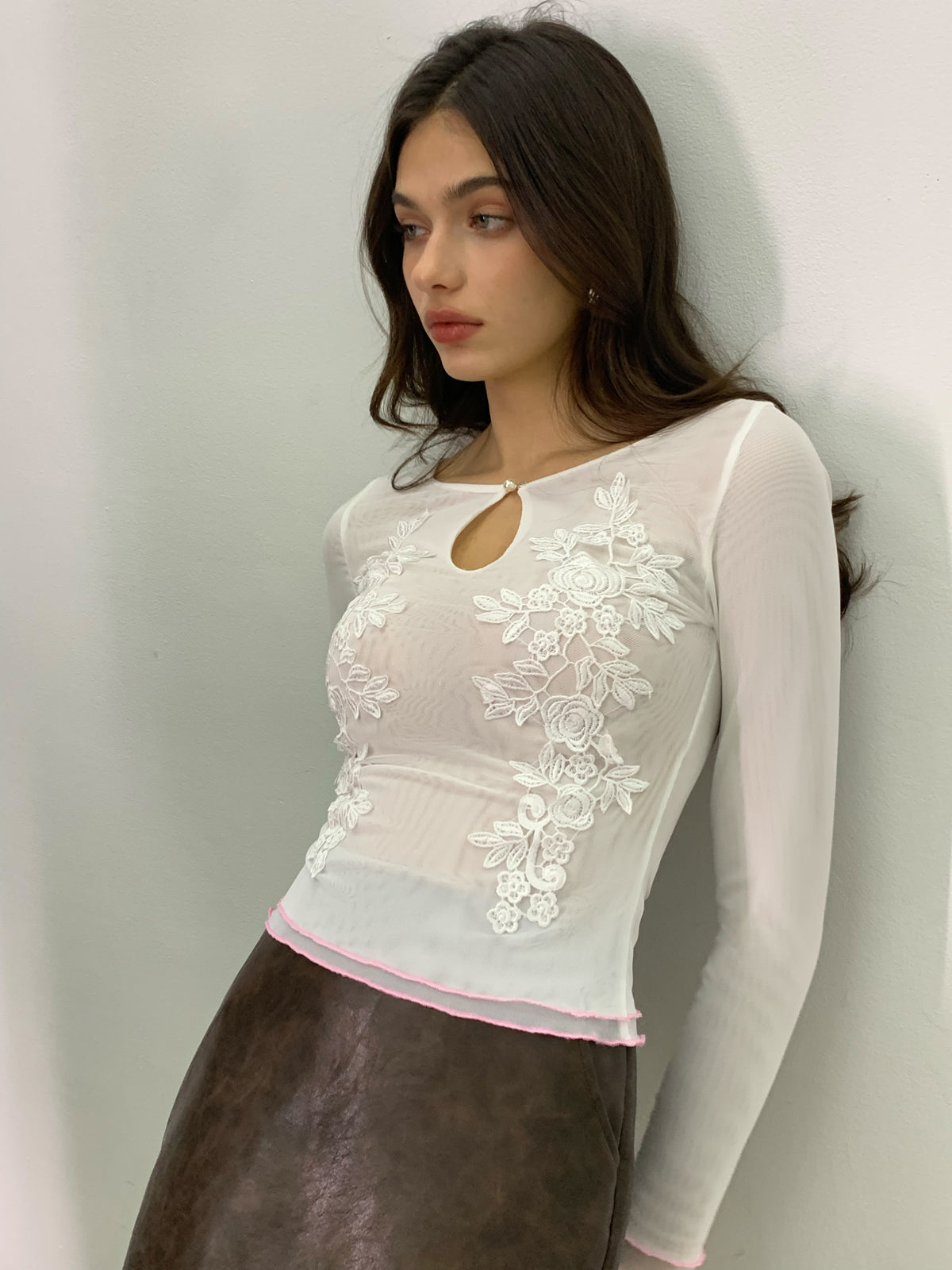 Halvtransparent t-shirt med nyckelhålsringning och blommig mesh 