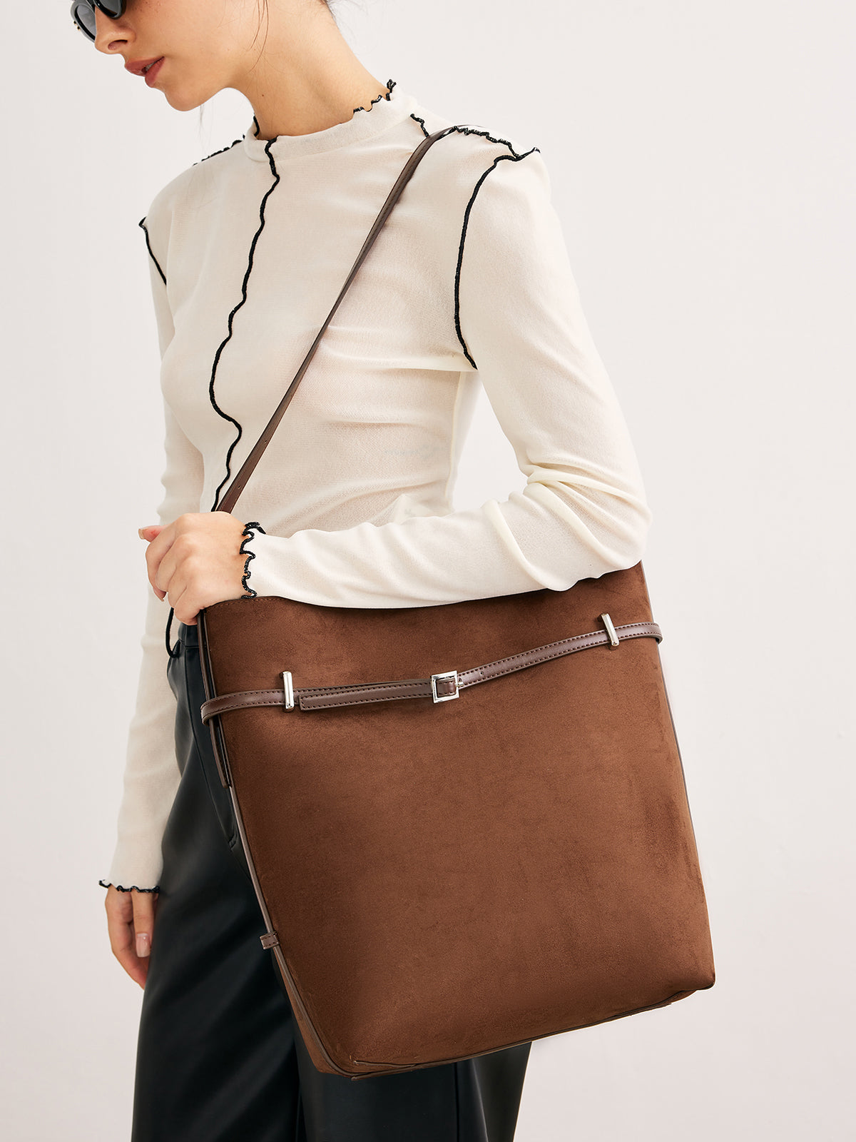 Vielseitige Beuteltasche aus Wildleder mit Schnalle 