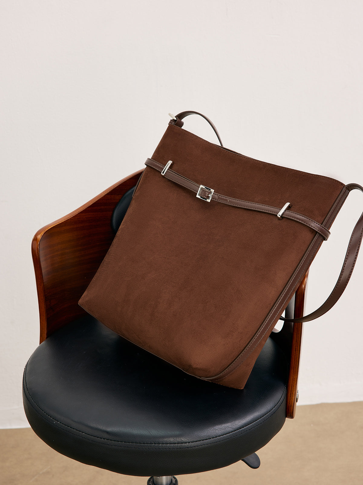 Vielseitige Beuteltasche aus Wildleder mit Schnalle 