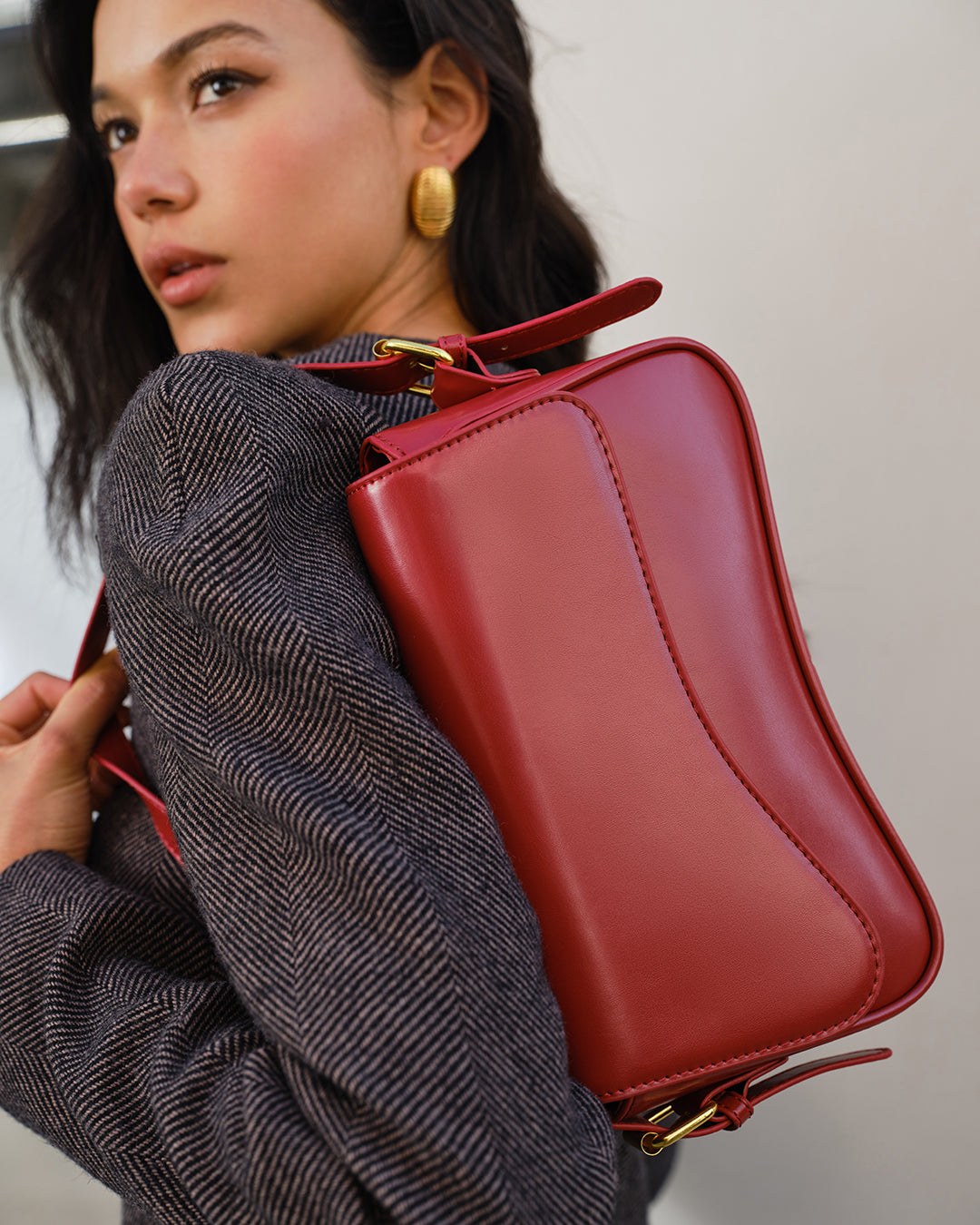 Achseltasche mit verstellbarem Riemen und Klappe 