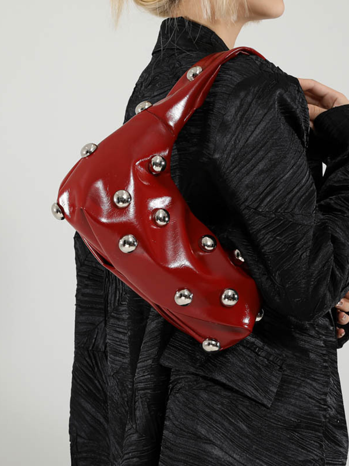 Abgerundete Achseltasche mit Nieten 