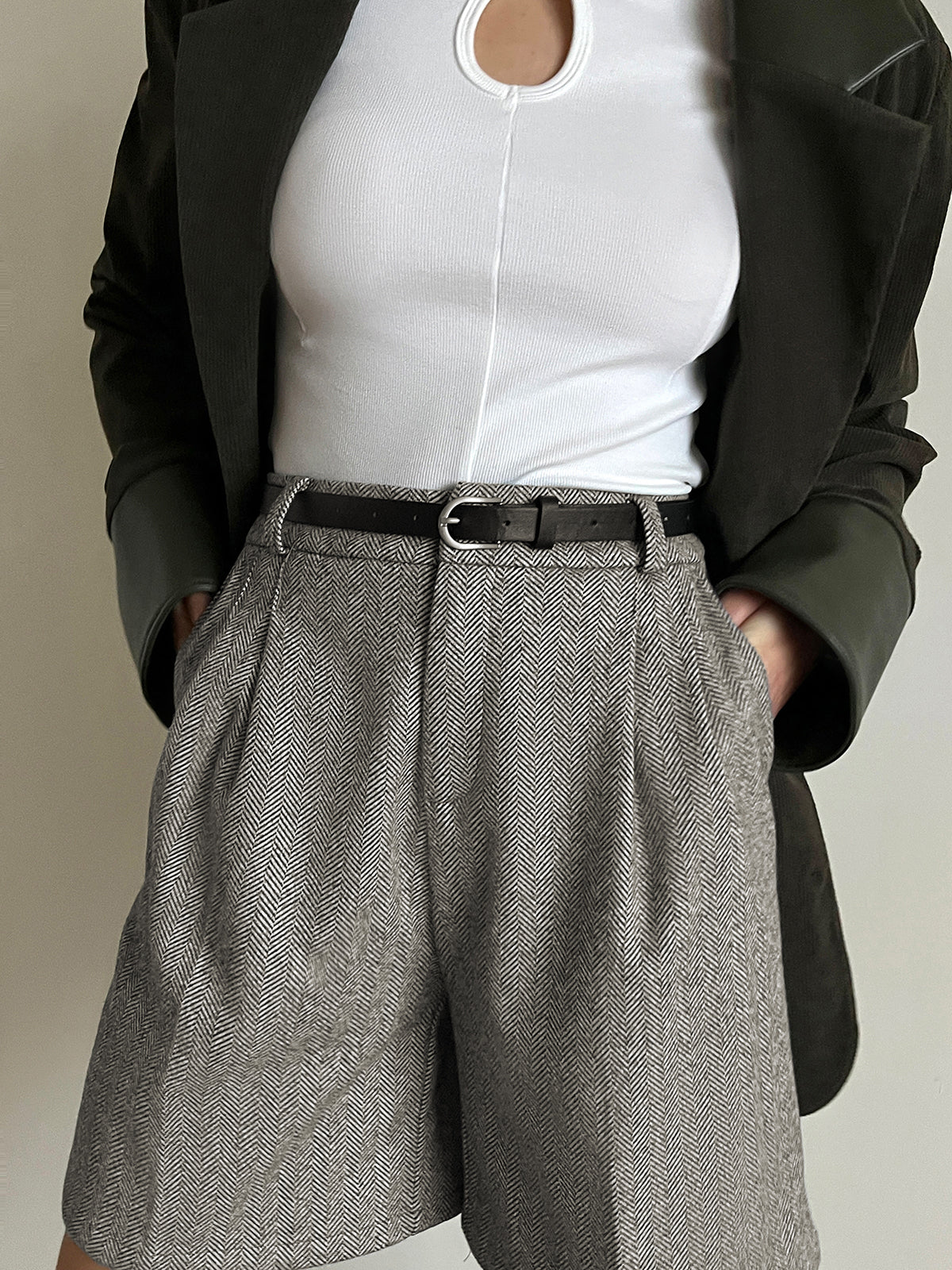 Knielange Shorts aus Tweed mit Chevron-Muster und Gürtel 