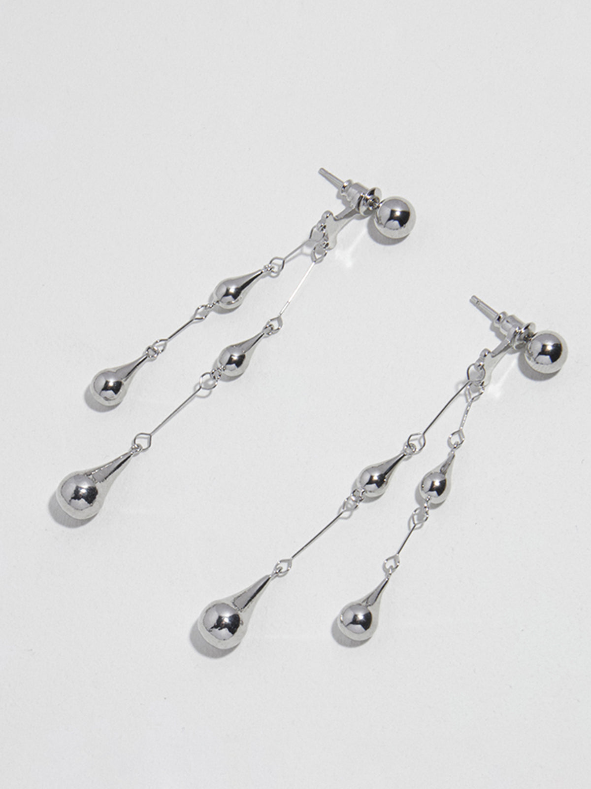 Ohrstecker mit Wassertropfen-Quaste 