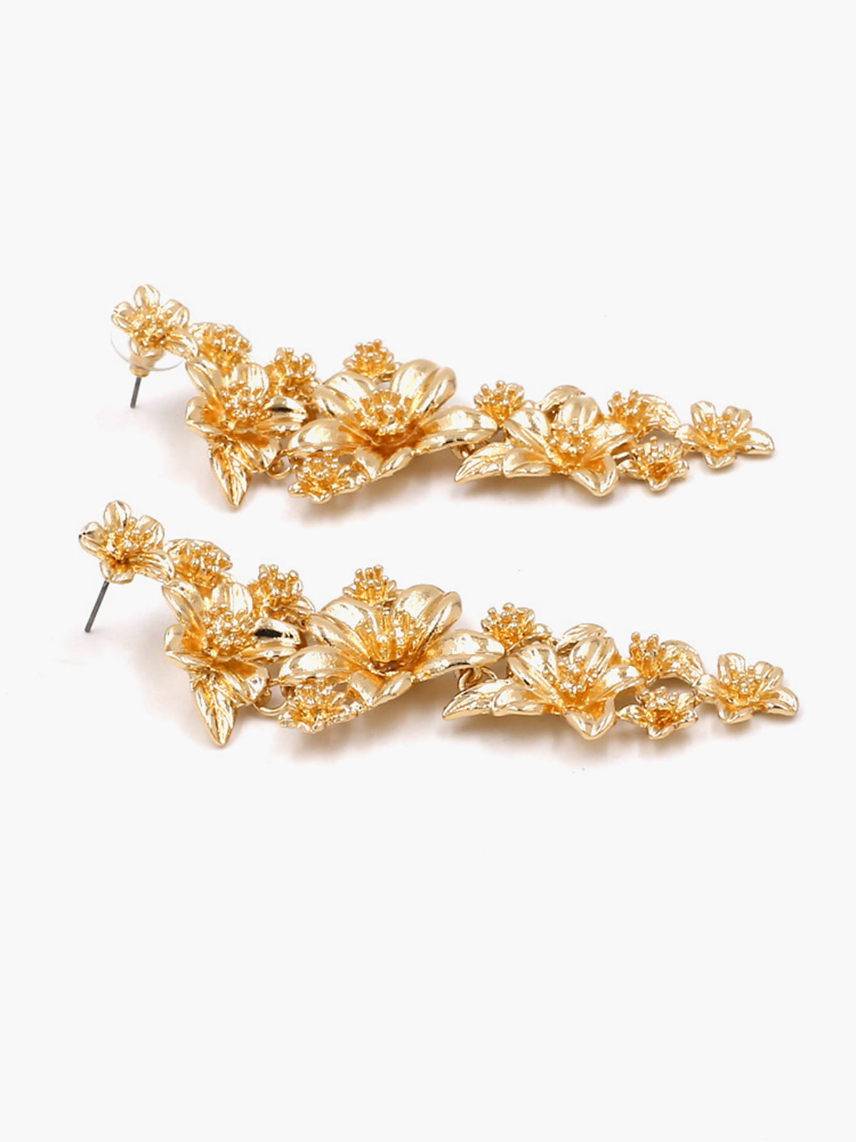 Goldene Ohrstecker mit Blumenmuster 