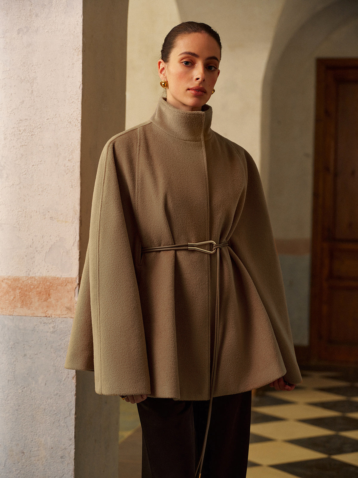 Warmer Umhang mit Stehkragen und Lariat-Gürtel 