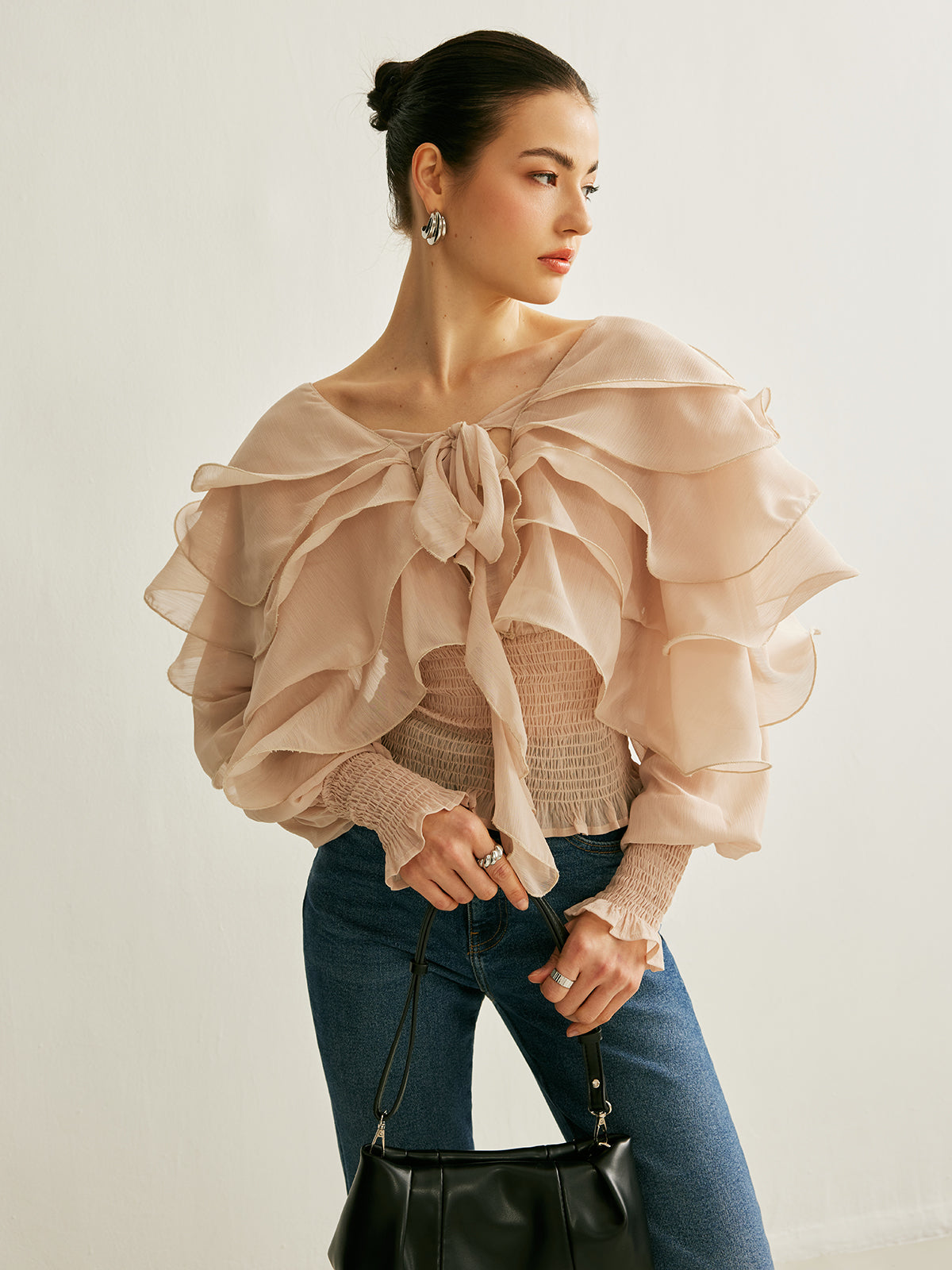 Halvtransparent topp i chiffong med volanger och rygglös design 