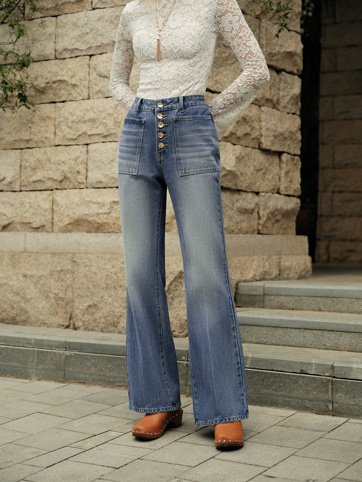 Ausgestellte Jeanshose mit Knopfdetail und hoher Taille 