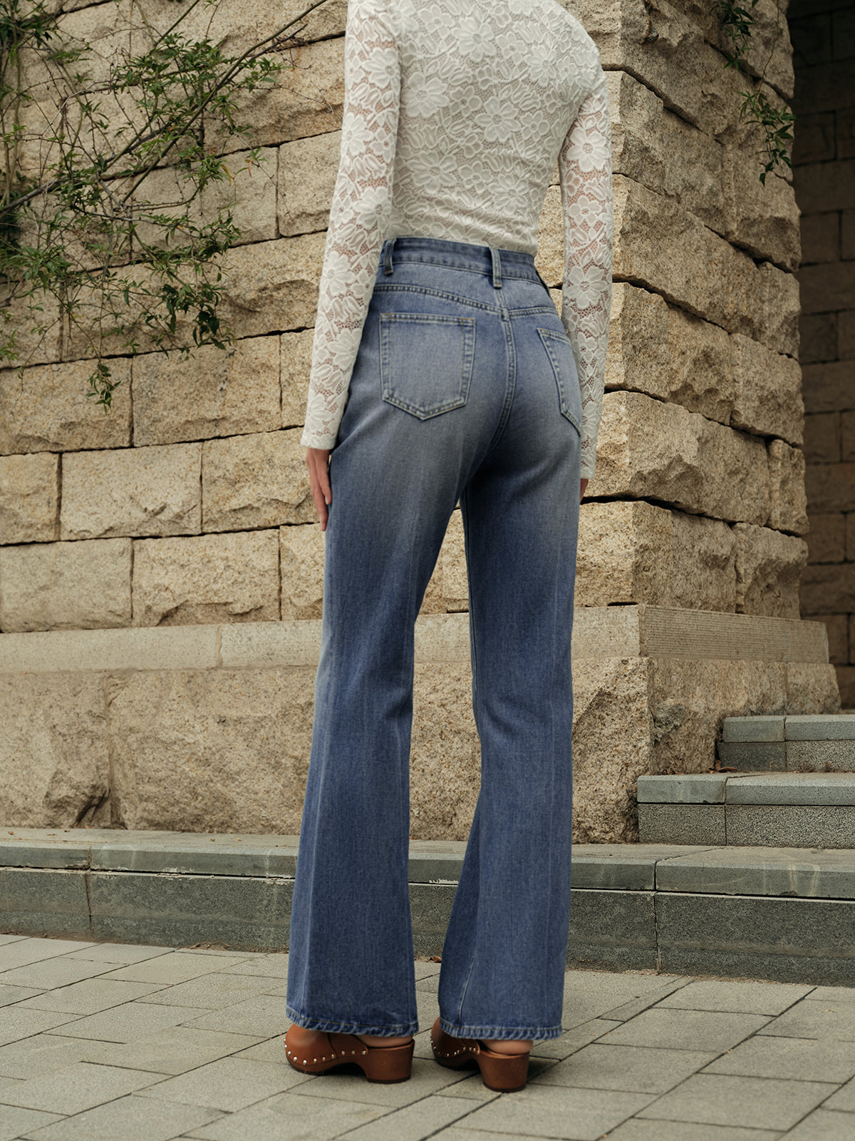 Ausgestellte Jeanshose mit Knopfdetail und hoher Taille 