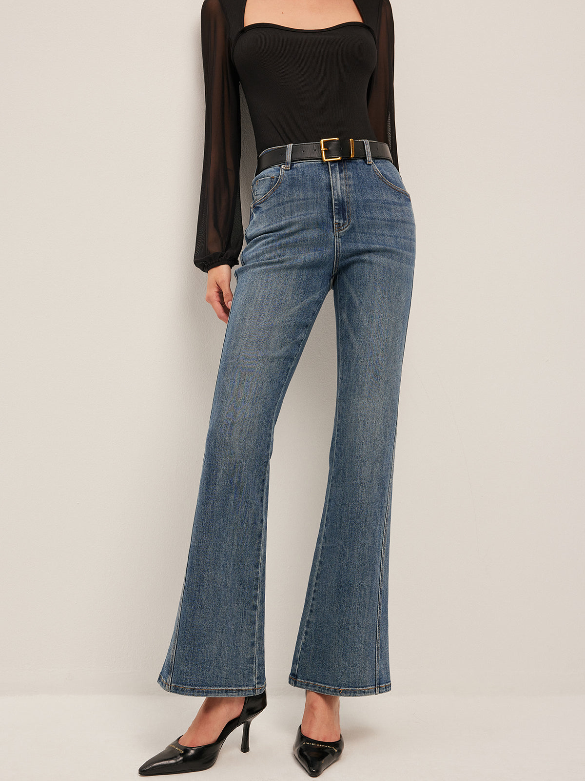 Ausgestellte Jeans mit mittlerer Taille 