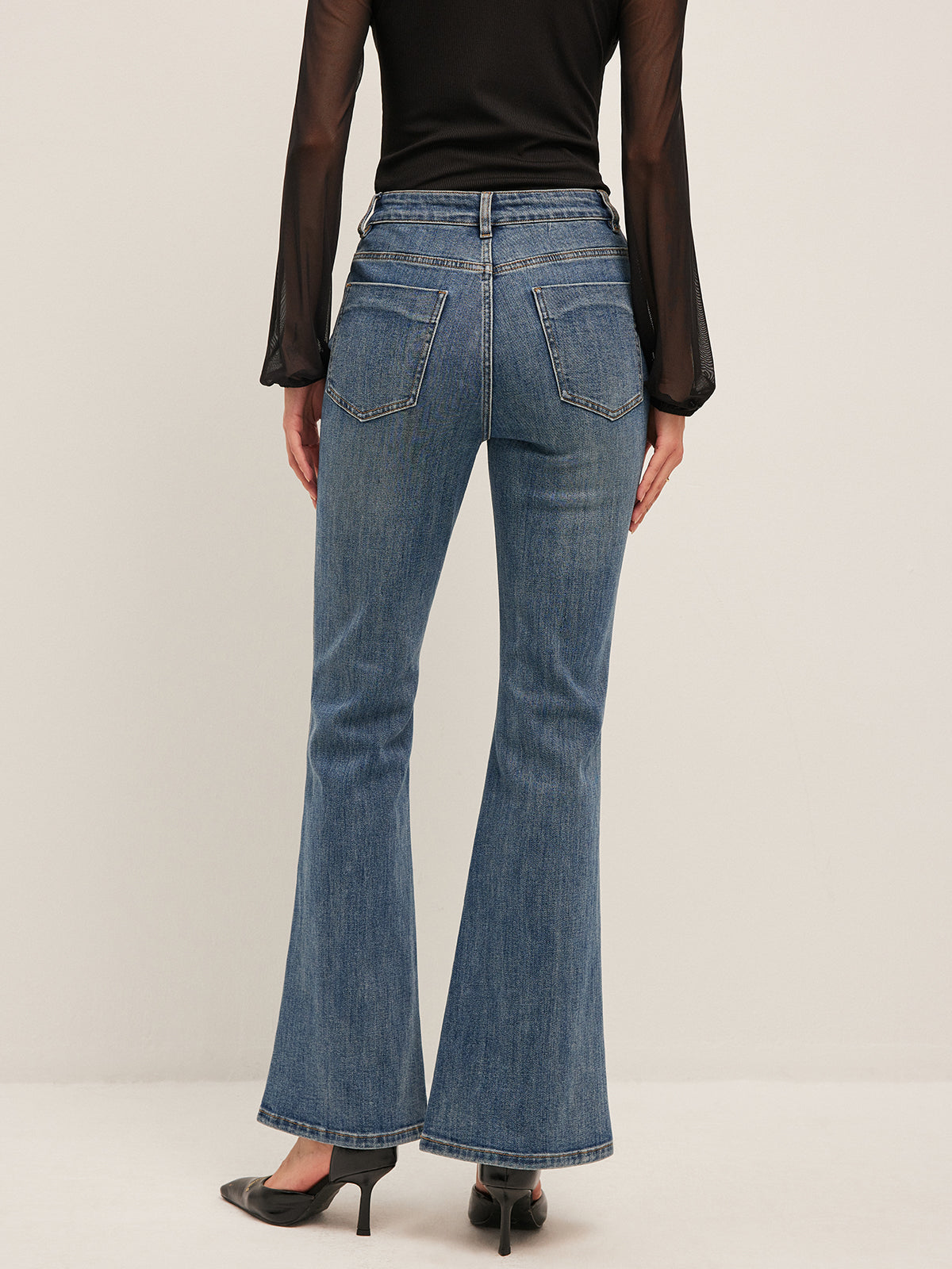 Ausgestellte Jeans mit mittlerer Taille 