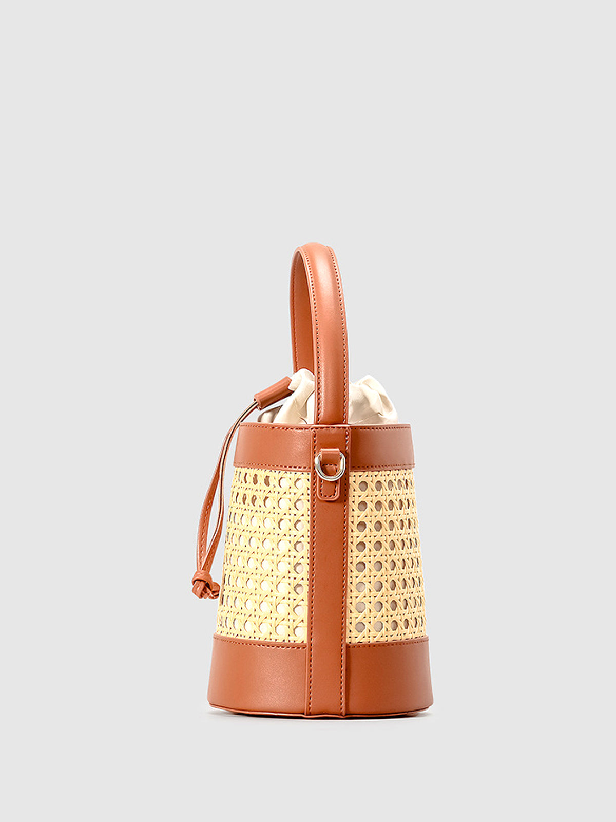 Beuteltasche mit Kordelzug und Rattan-Akzent 