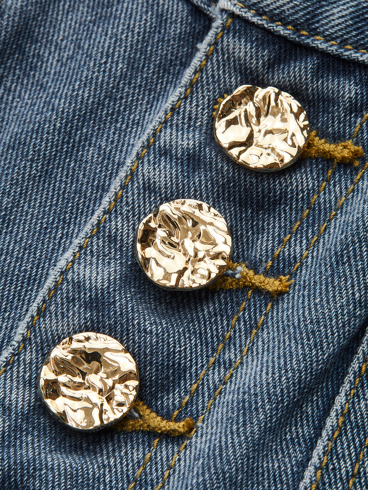 Ausgestellte Jeanshose mit Knopfdetail und hoher Taille 