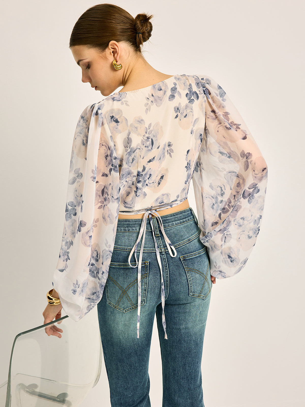 Halvtransparent chiffongblus med blommig V-ringning och ballongärm 
