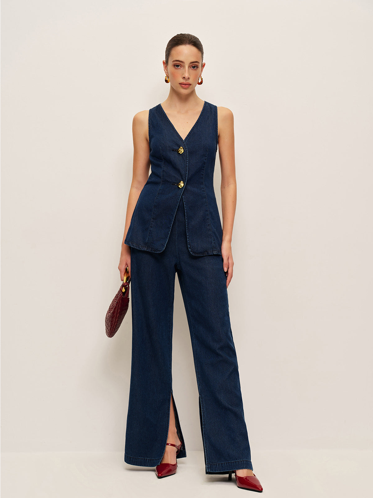 Jeanshose mit hohem Bund und Schlitz vorne 