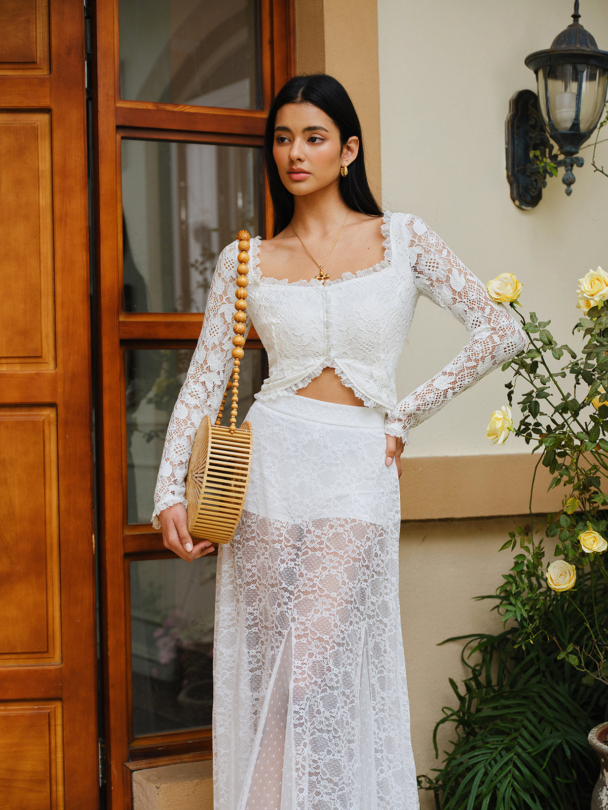 Halvtransparent spetsmönstrad crop top med volangkant och knappar 
