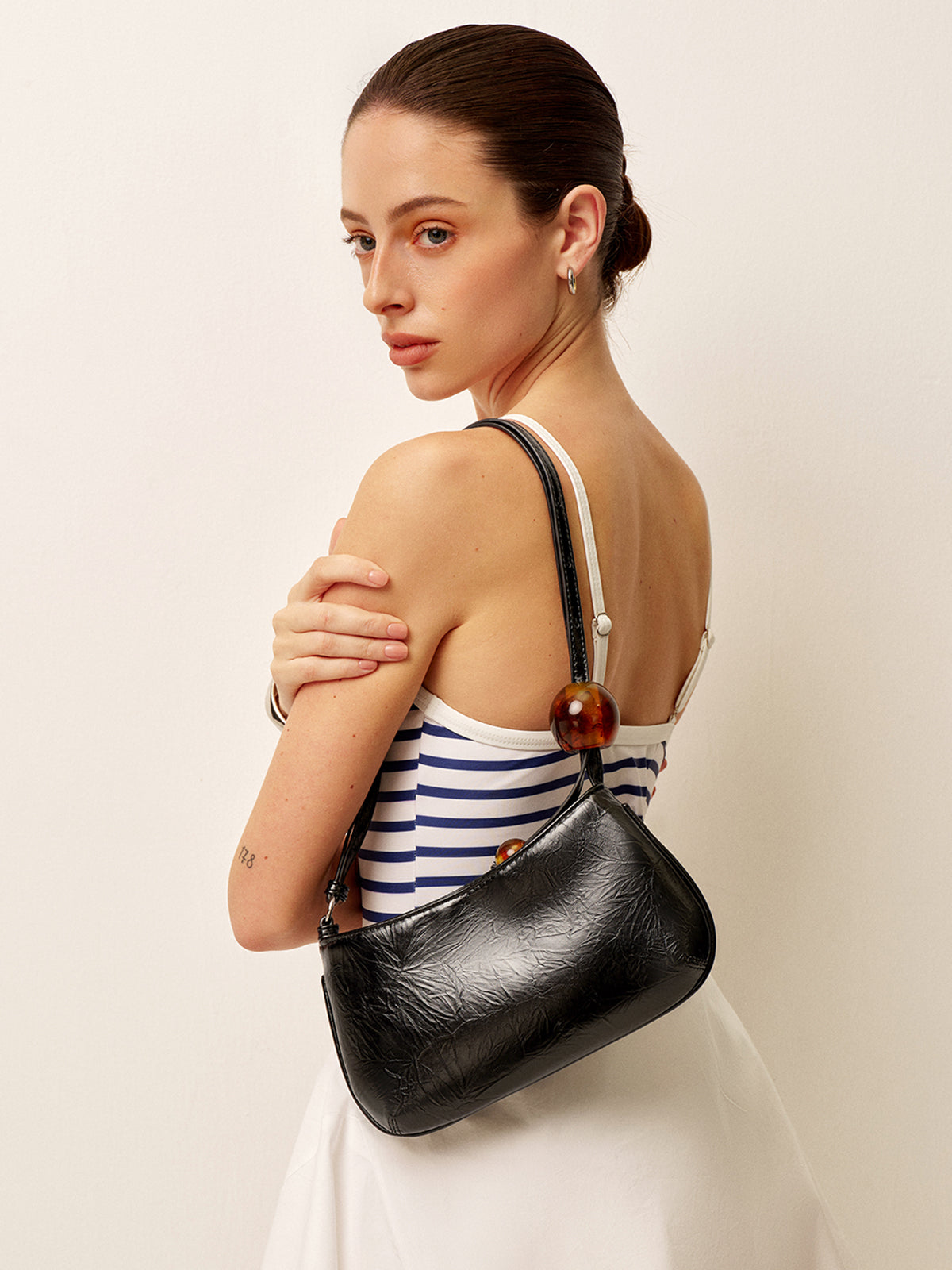 Schultertasche aus Kunstleder mit Perlenriemen 