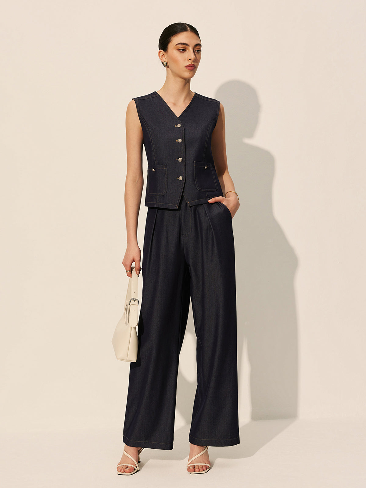 Jeanshose mit weitem Bein und Taschen auf der mittleren Taille