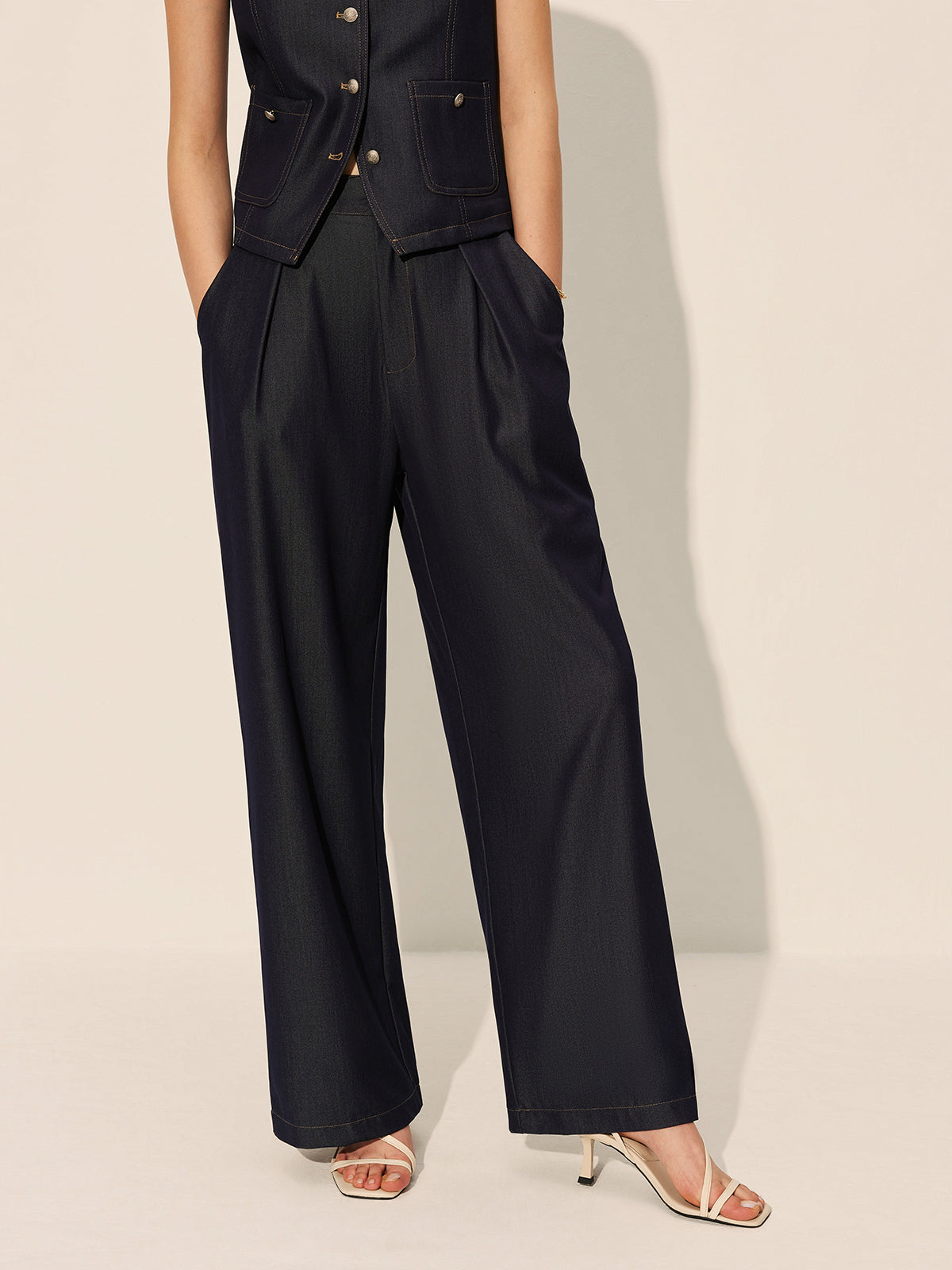 Jeanshose mit weitem Bein und Taschen auf der mittleren Taille