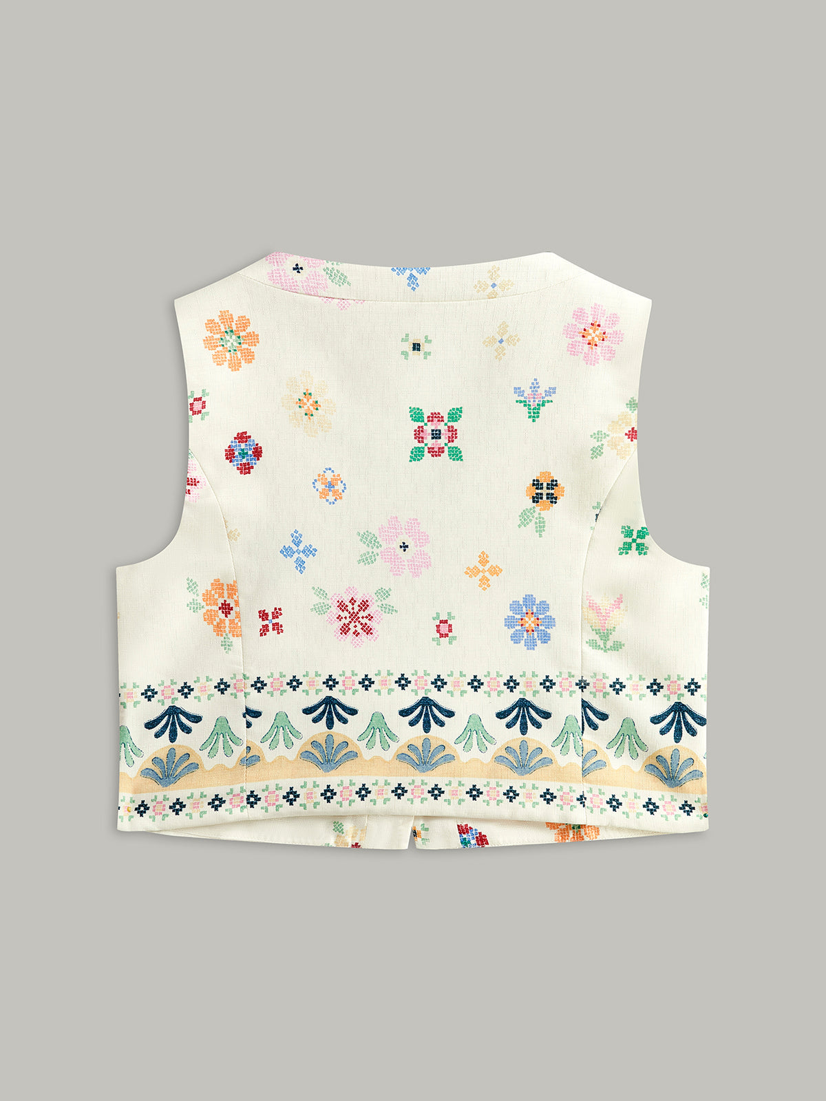 Blommig väst med broderad knappdetalj
