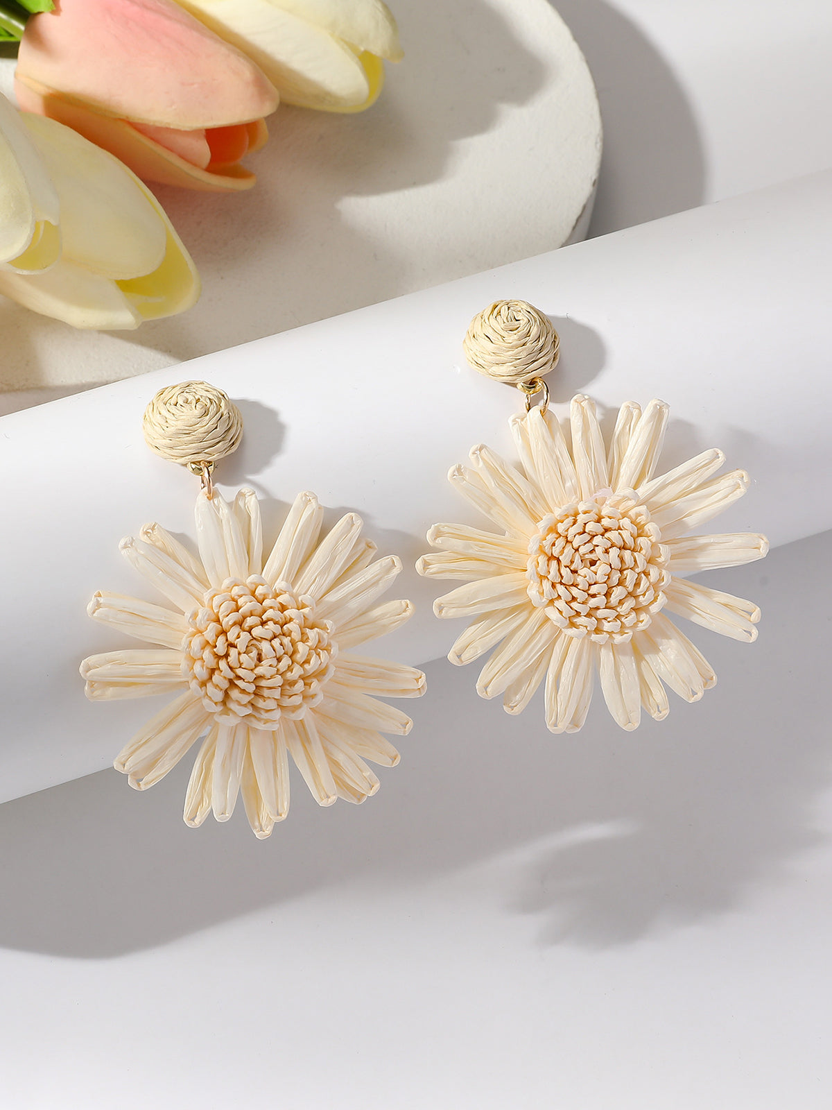 Raffia-Blumen-Tropfenohrringe 