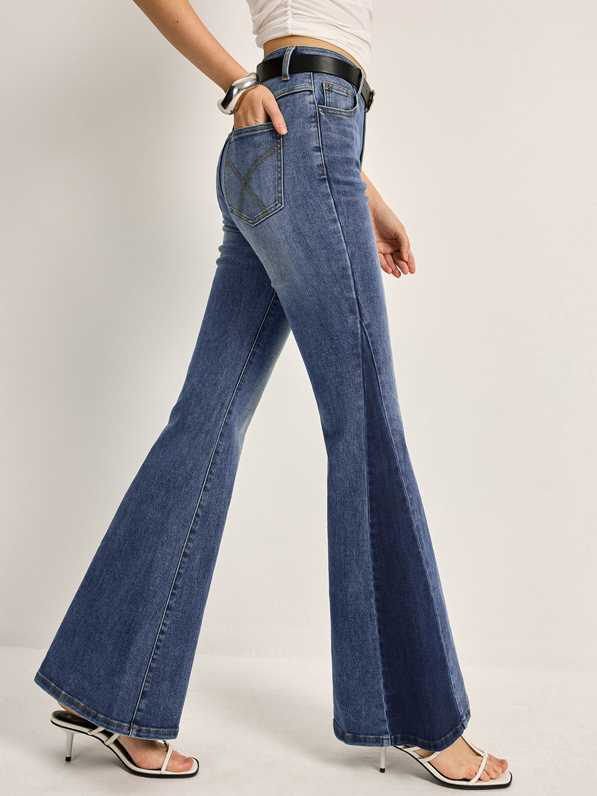 Bell-Jeans mit Farbblockdesign und mittlerer Taille 