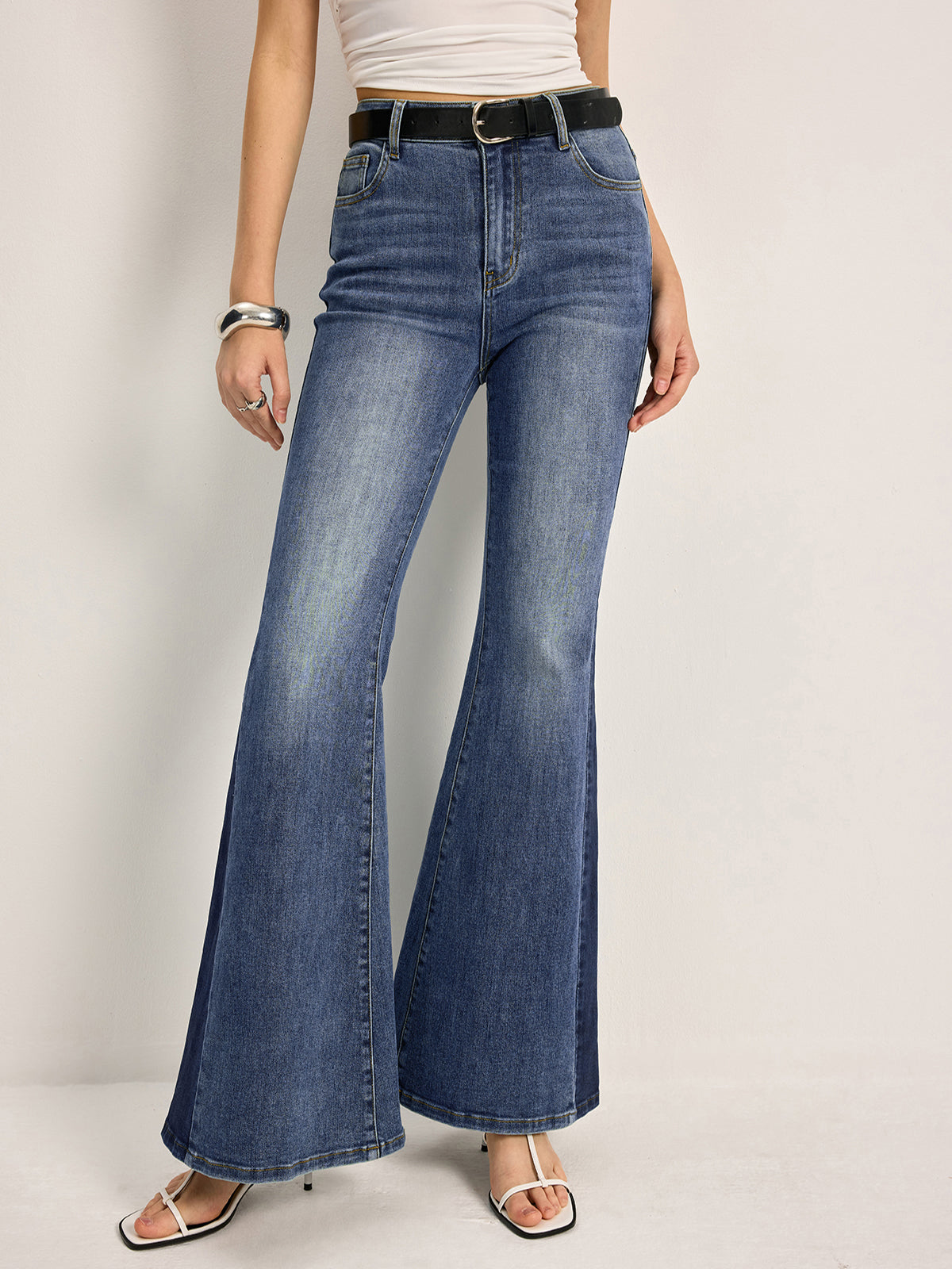 Bell-Jeans mit Farbblockdesign und mittlerer Taille 