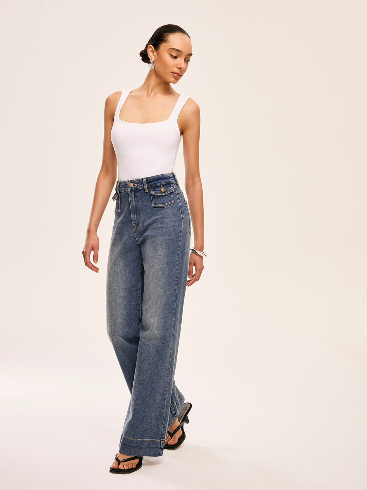 Hose mit mittelhohem Bund und verzierten Taschen 