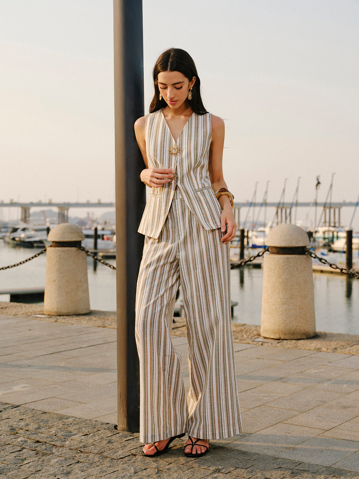 Gestreifte Hose mit weitem Bein und mittelhoher Taille aus Leinen und Baumwolle 