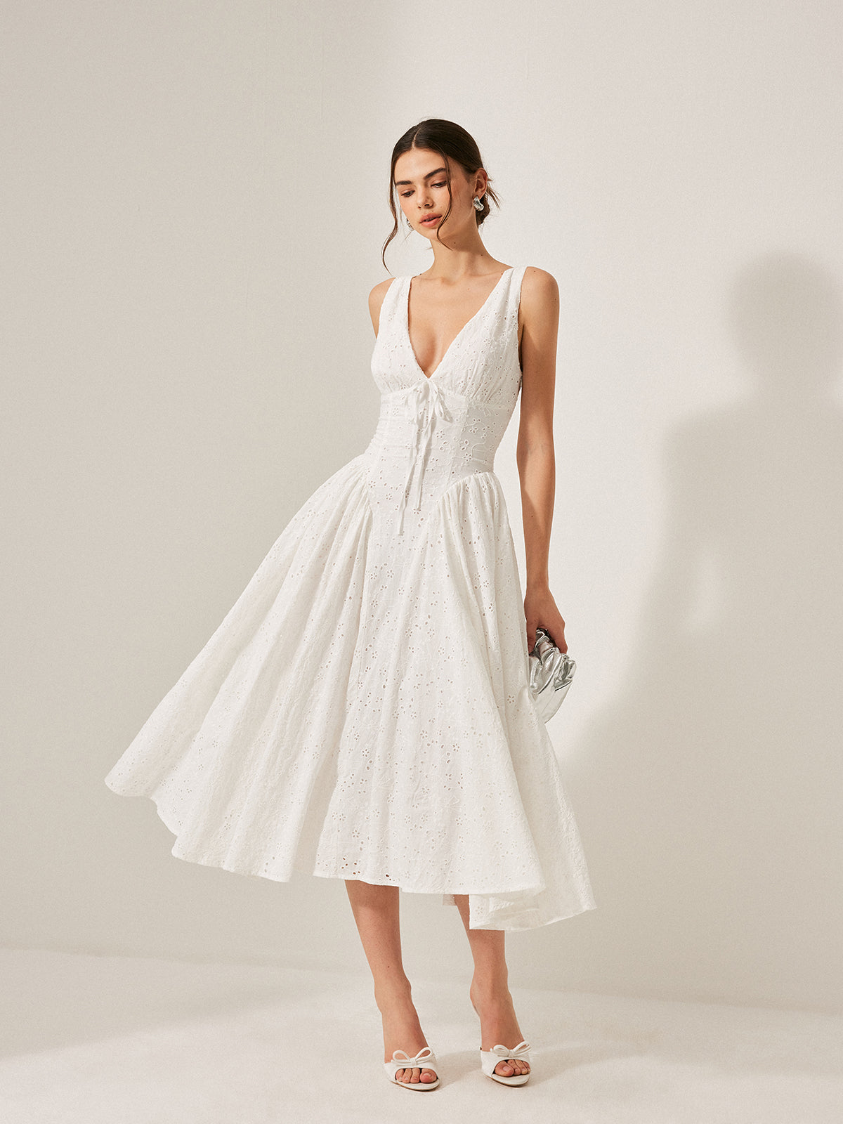 Kleid aus Baumwolle mit bestickter Rückseite und Schnürung 