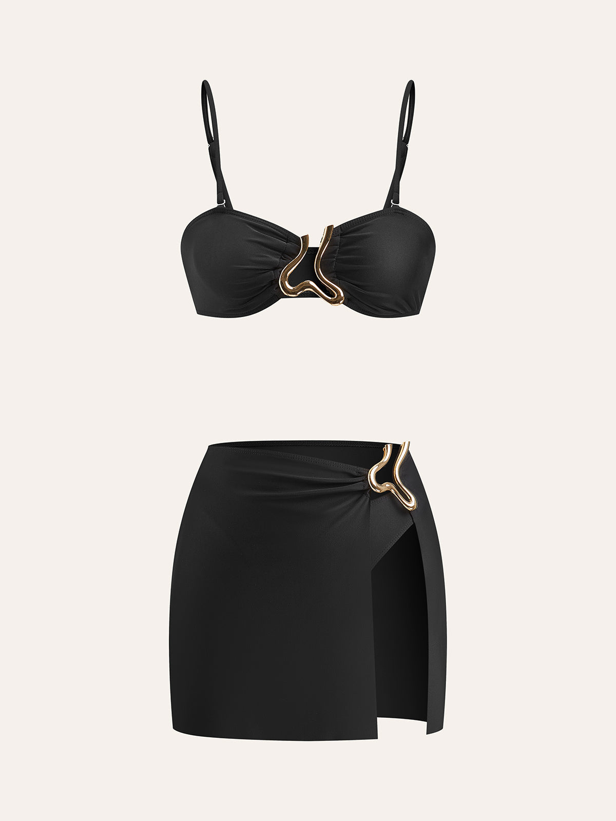 Bikiniset med gyllene detaljer och övertäckande kjol 