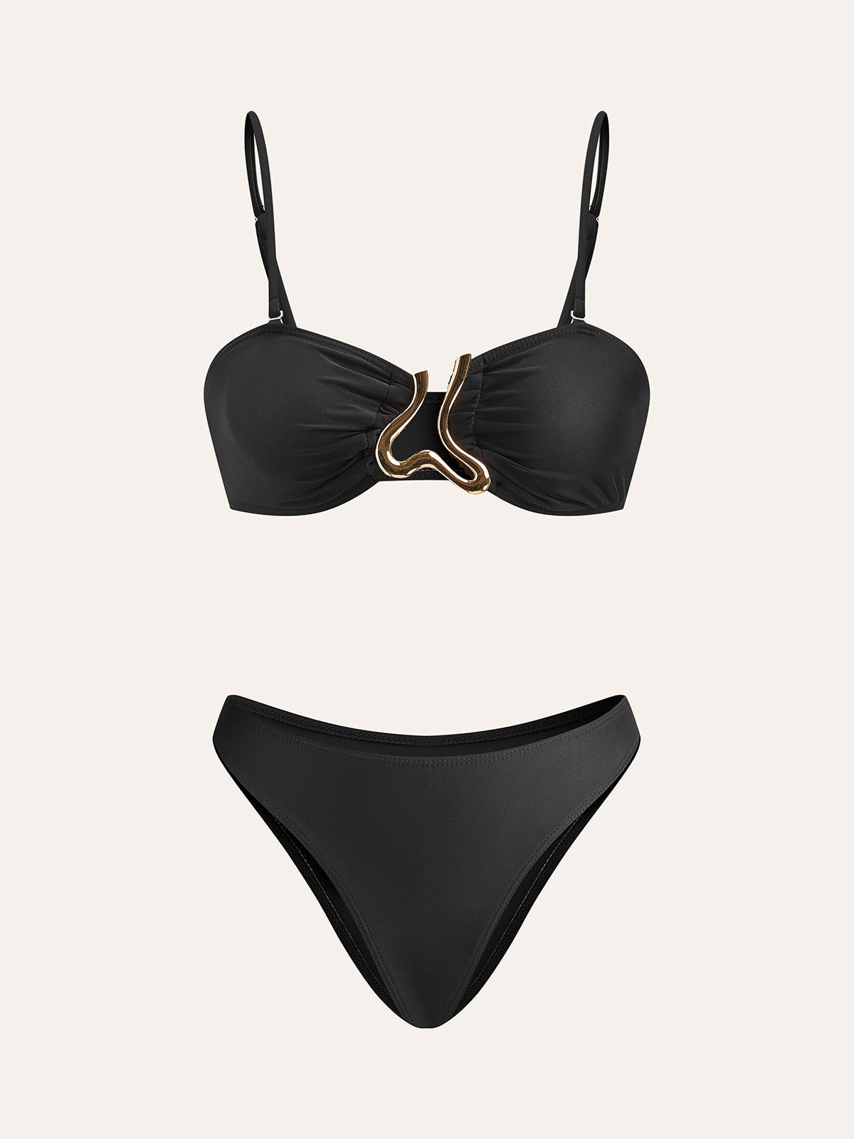 Bikiniset med gyllene detaljer och övertäckande kjol 