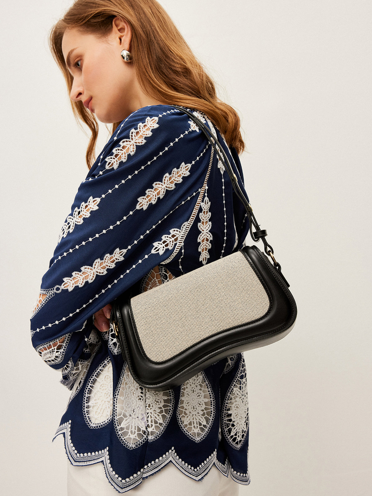 Zweifarbige Handtasche mit verstellbarem Riemen 