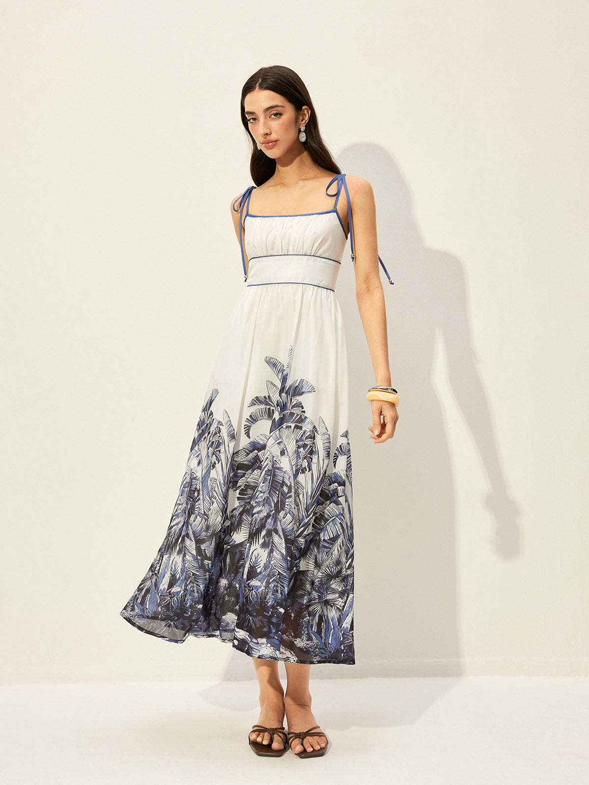 Kleid mit Bindeträgern und tropischem Print 
