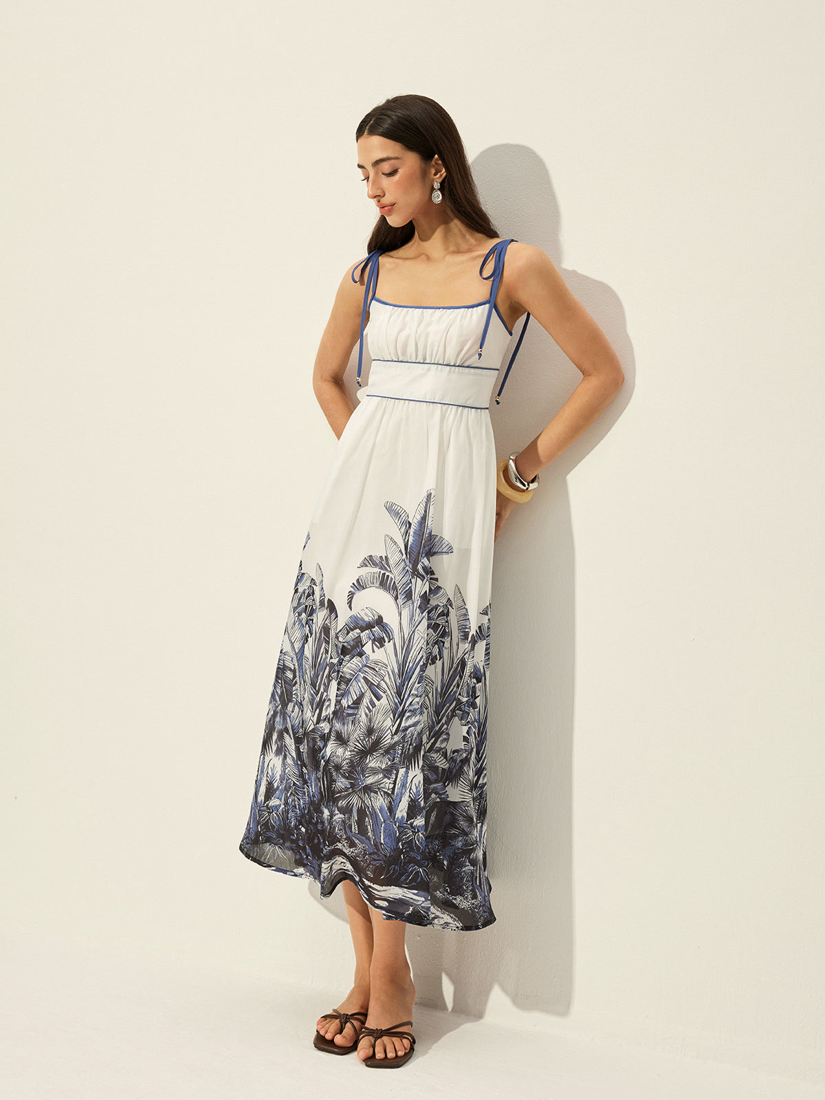 Kleid mit Bindeträgern und tropischem Print 