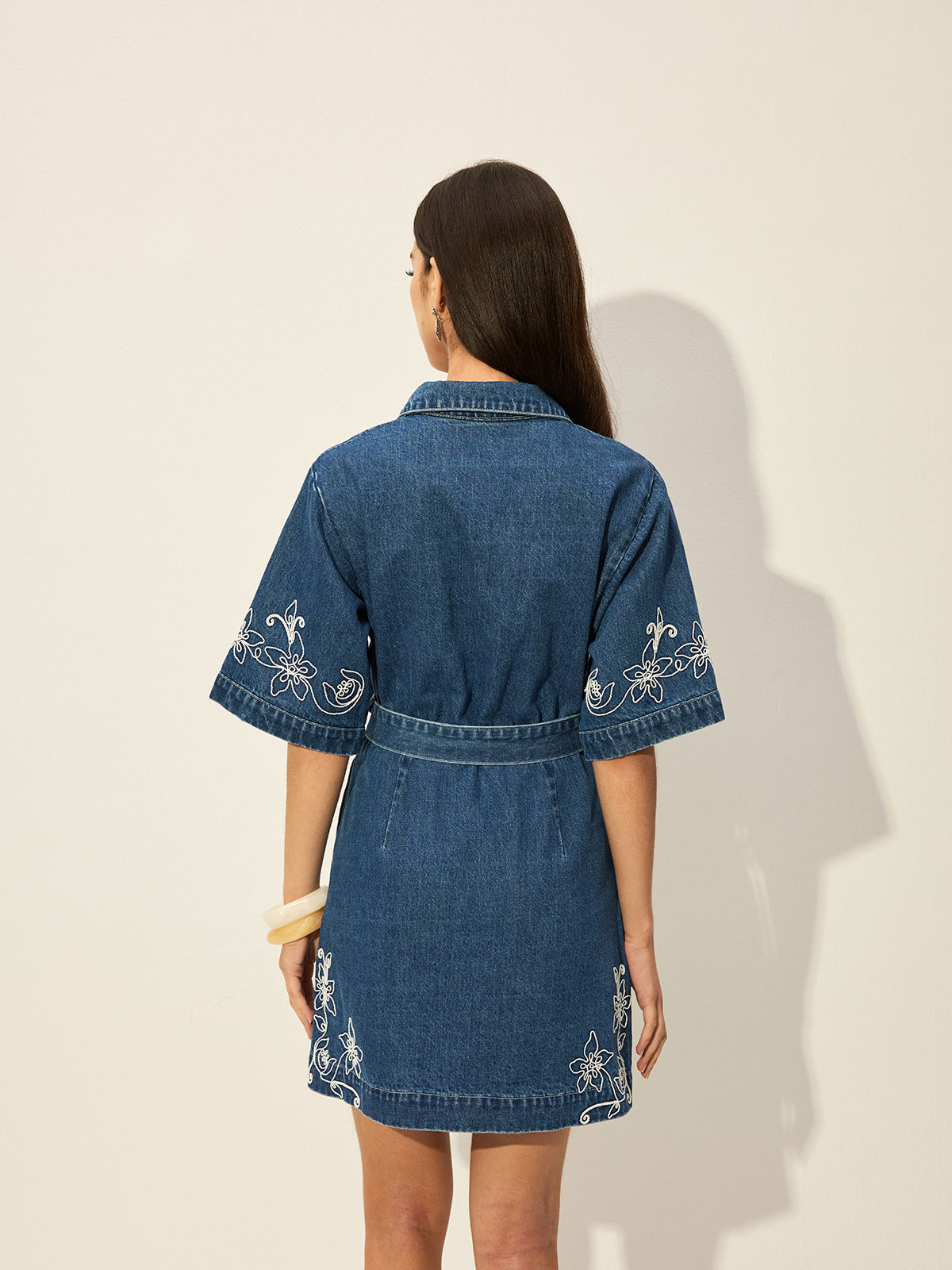 Besticktes Jeanshemdkleid mit Gürtel 