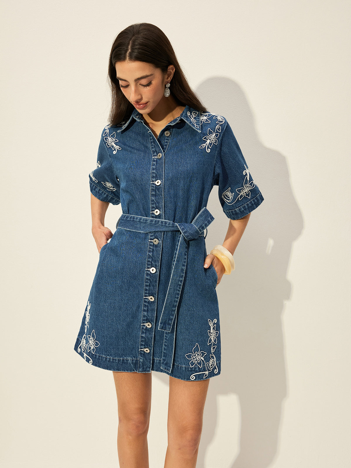Besticktes Jeanshemdkleid mit Gürtel 