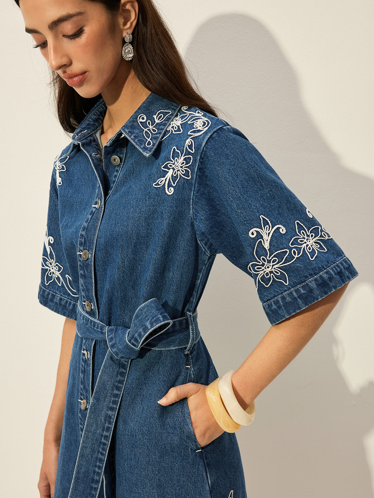 Besticktes Jeanshemdkleid mit Gürtel 
